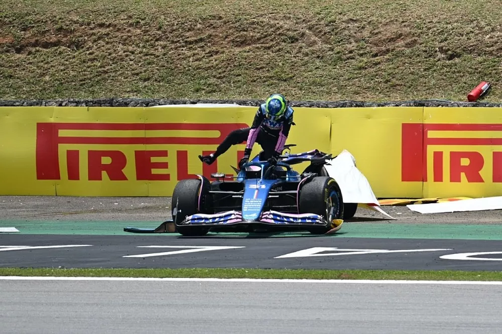 Esteban Ocon, Alpine A523 tras un contacto con Fernando Alonso, Aston Martin AMR23 en la Shootout 1