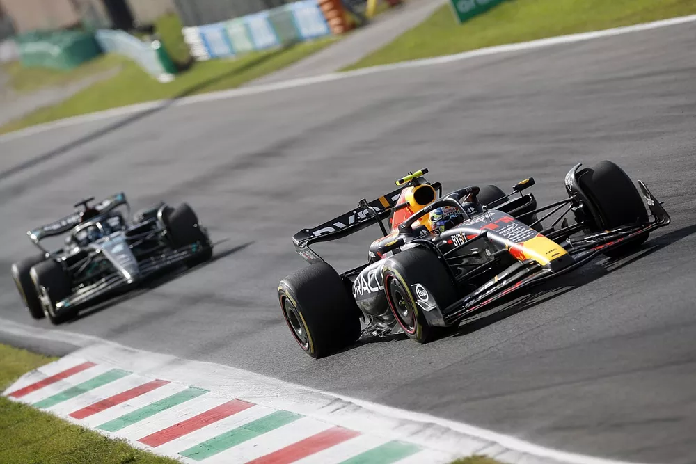 Sergio P&eacute;rez, Red Bull Racing RB19, George Russell, Mercedes F1 W14
