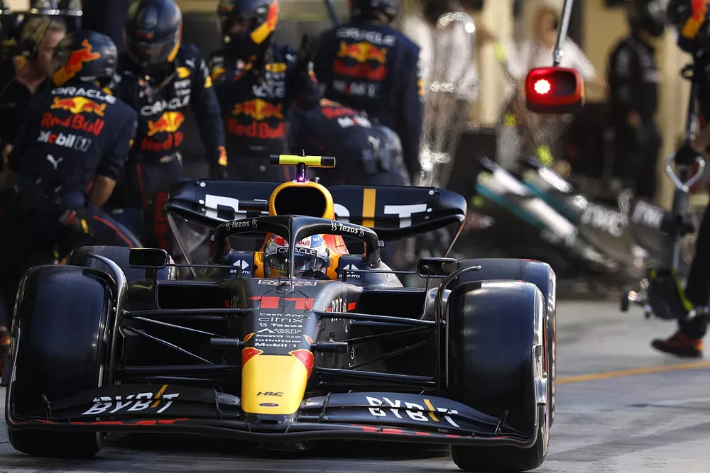 Sergio P&eacute;rez, Red Bull Racing RB18, sale de su box