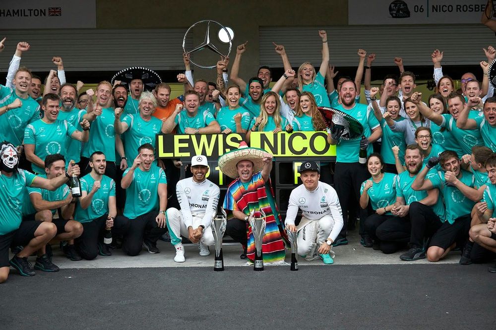 Lewis Hamilton, Mercedes AMG, 1ra posici&oacute;n, Tony Walton, Spares Co Ordinator, Mercedes AMG, Nico Rosberg, Mercedes AMG, 2da posici&oacute;n, y el equipo Mercedes AMG celebran un final 1-2
