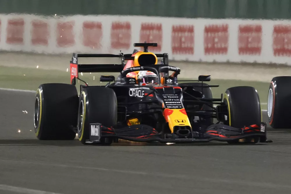 Max Verstappen, Red Bull Racing RB16B, battles with Pierre Gasly, AlphaTauri AT02