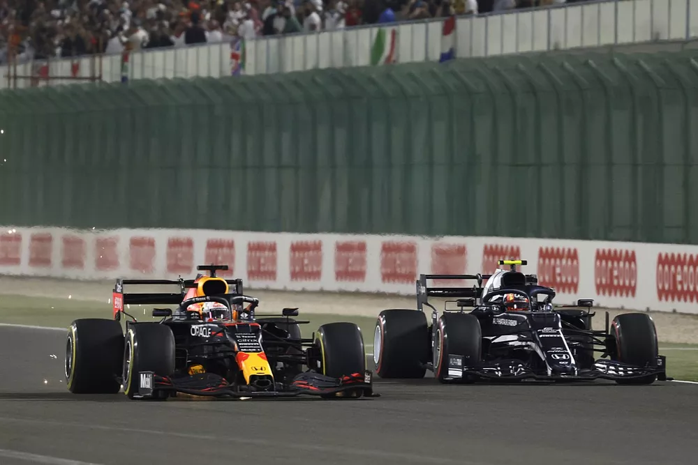 Max Verstappen, Red Bull Racing RB16B, se bat avec Pierre Gasly, AlphaTauri AT02