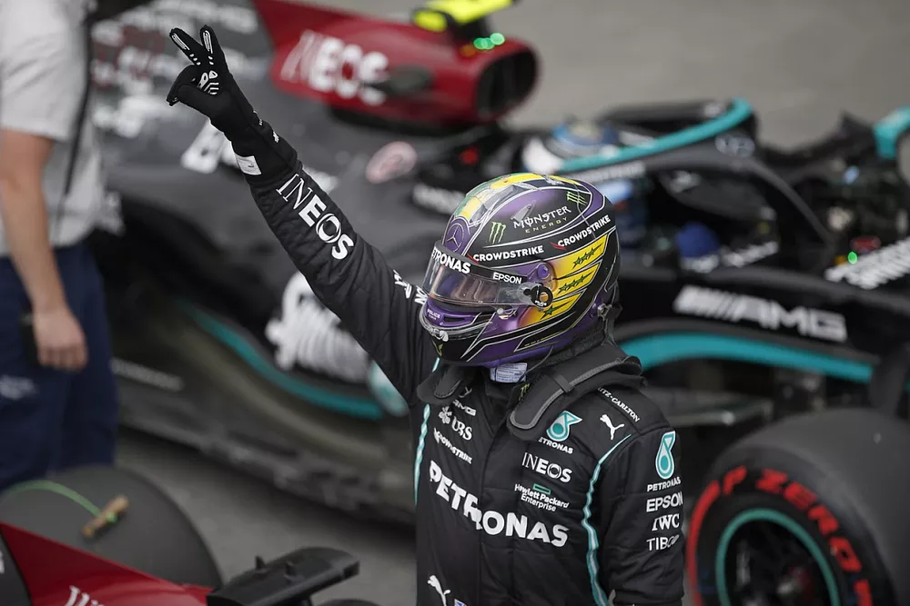 Lewis Hamilton, Mercedes, f&ecirc;te en arrivant dans le parc d'avoir s&eacute;curis&eacute; la pole pour les Qualifications Sprint