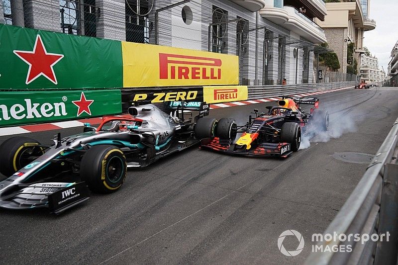 Max Verstappen, Red Bull Racing RB15, se toca con Lewis Hamilton, Mercedes AMG F1 W10