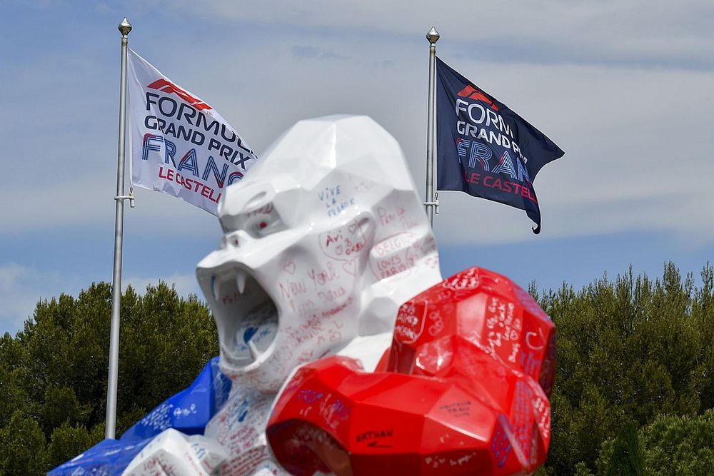 Estatua de gorila con la bandera del GP de Francia