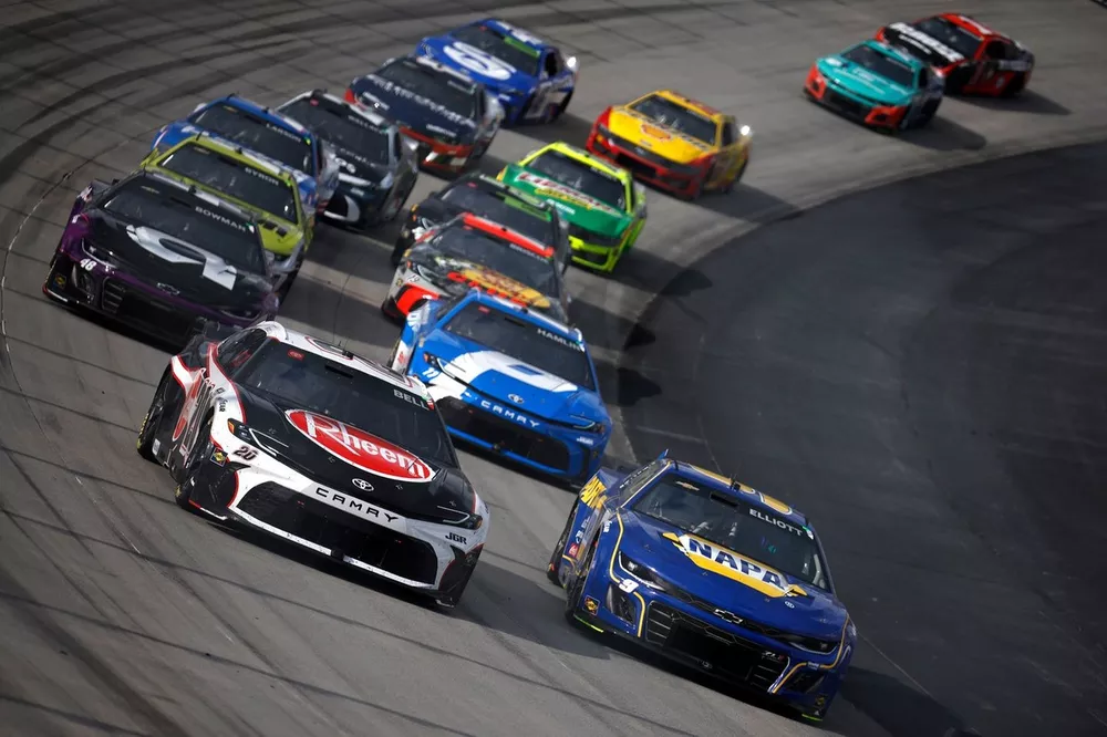 Christopher Bell, Joe Gibbs Racing Toyota, Chase Elliott, Hendrick Motorsports Chevrolet