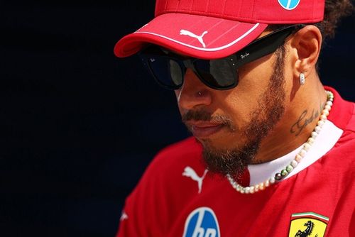 F1: Hamilton diz que precisa de um "transplante de cérebro" para se acostumar com Ferrari