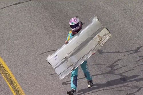 V&iacute;deo: &iexcl;un piloto lanza una pieza de su coche a un rival en la NASCAR!