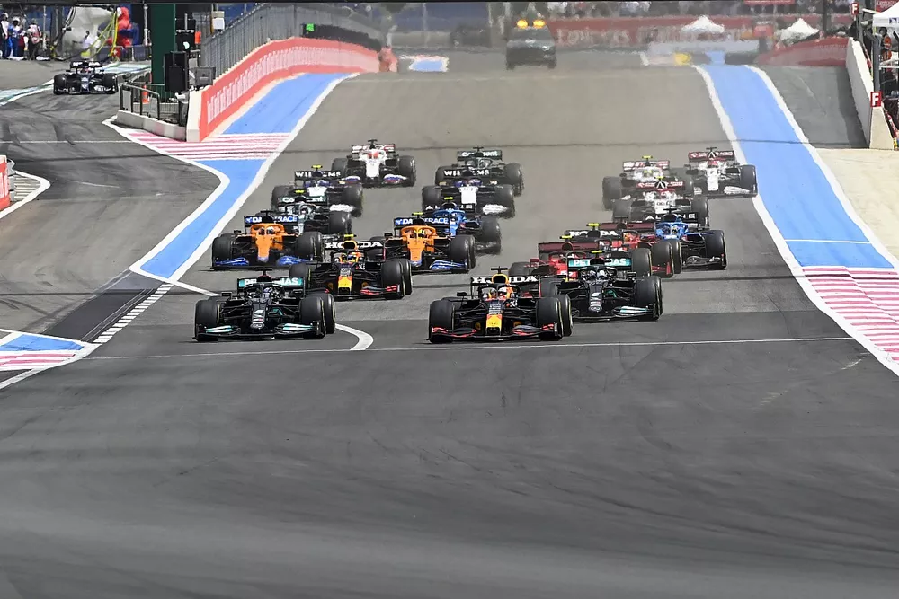 Max Verstappen, Red Bull Racing RB16B, Lewis Hamilton, Mercedes W12, Valtteri Bottas, Mercedes W12, Sergio Perez, Red Bull Racing RB16B,Carlos Sainz Jr., Ferrari SF21 , and the rest of the field at the start