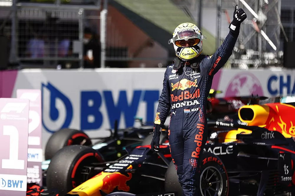 Le poleman Max Verstappen, Red Bull Racing RB16B