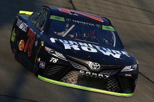 Truex manda en la segunda práctica en Chicago