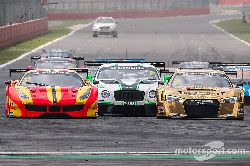 Race 2 start action