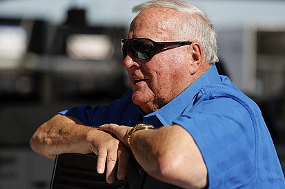 Lenda AJ Foyt sobrevive a ataque de abelhas africanas