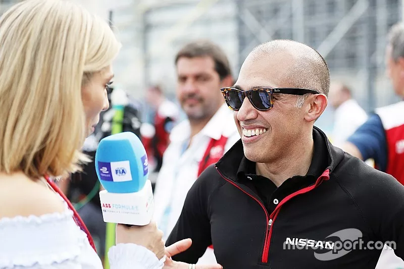 Il presentatore TV Nicki Shields, parla con Michael Carcamo, Nissan Motorsport, in griglia