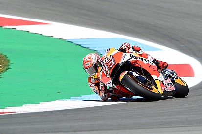 Assen, Libere 4: Marquez fa paura a tutti con un gran passo, cade Valentino