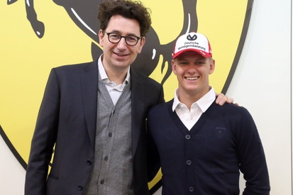 Mattia Binotto con Mick Schumacher: la Ferrari accoglie il figlio del Kaiser
