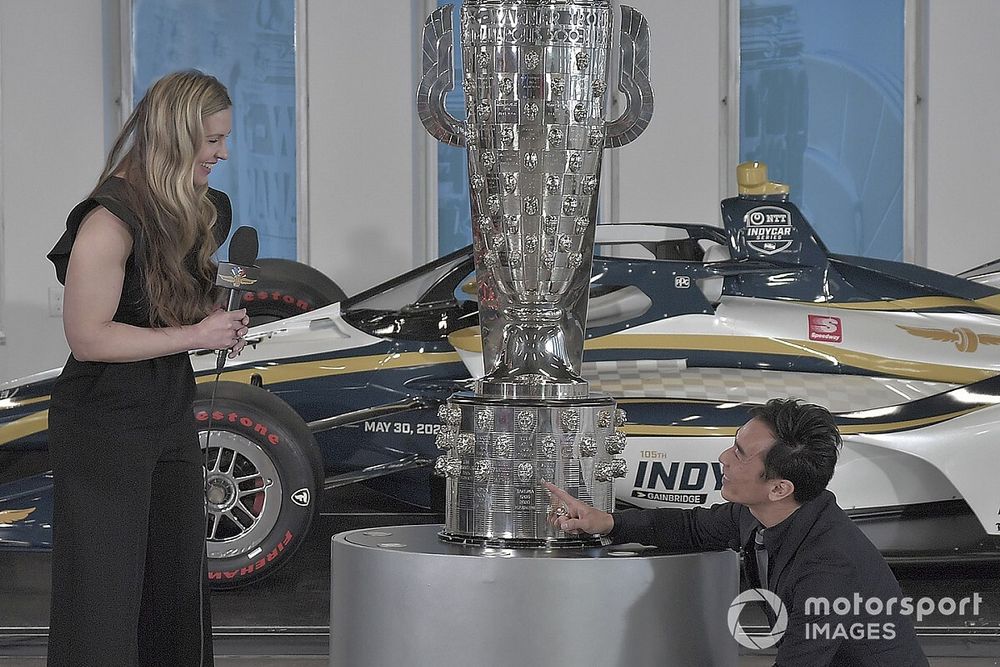 Michelle Collins, directora global de BorgWarner Inc. y Takuma Sato, Rahal Letterman Lanigan