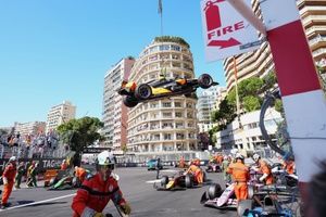 VÍDEO: Corrida da F2 é marcada por caos e abandonos múltiplos na largada