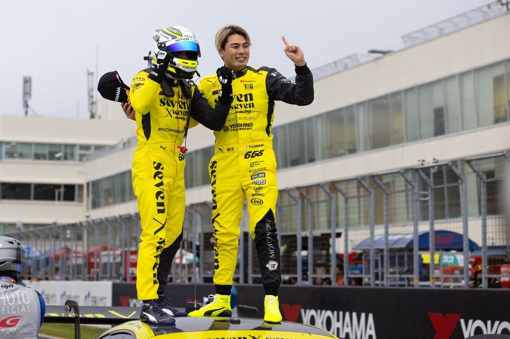 seven × sevenポルシェ、“ペナ祭り”の乱戦制し初勝利。藤波清斗は相方