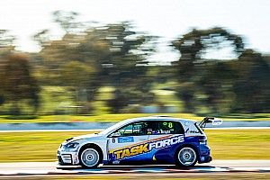 Winton TCR: Bright wins as early leaders clash