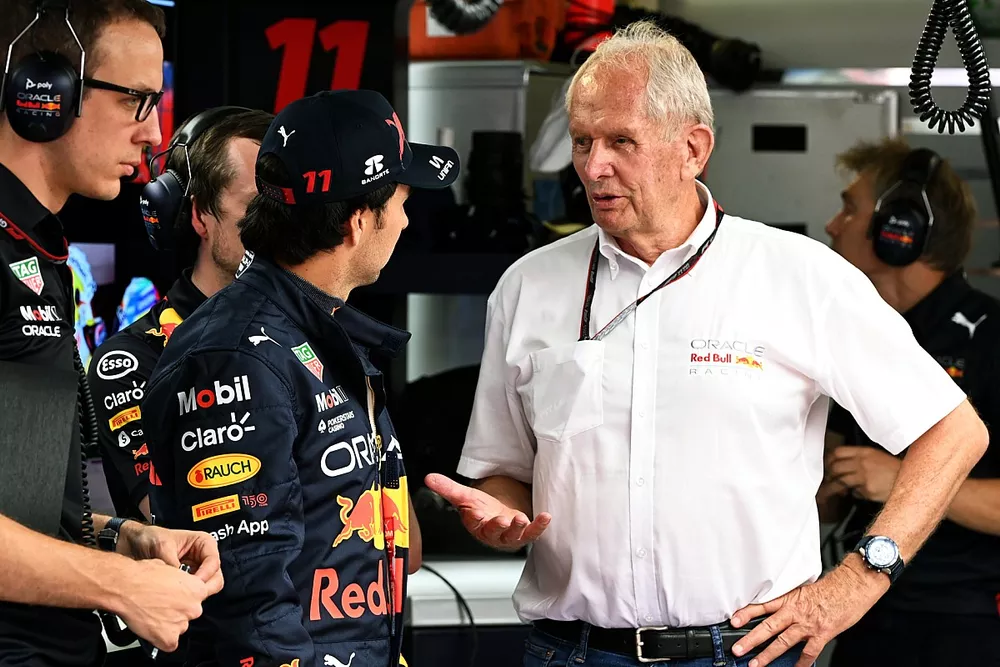 Sergio P&eacute;rez, Red Bull Racing, con Helmut Marko, asesor de Red Bull Racing