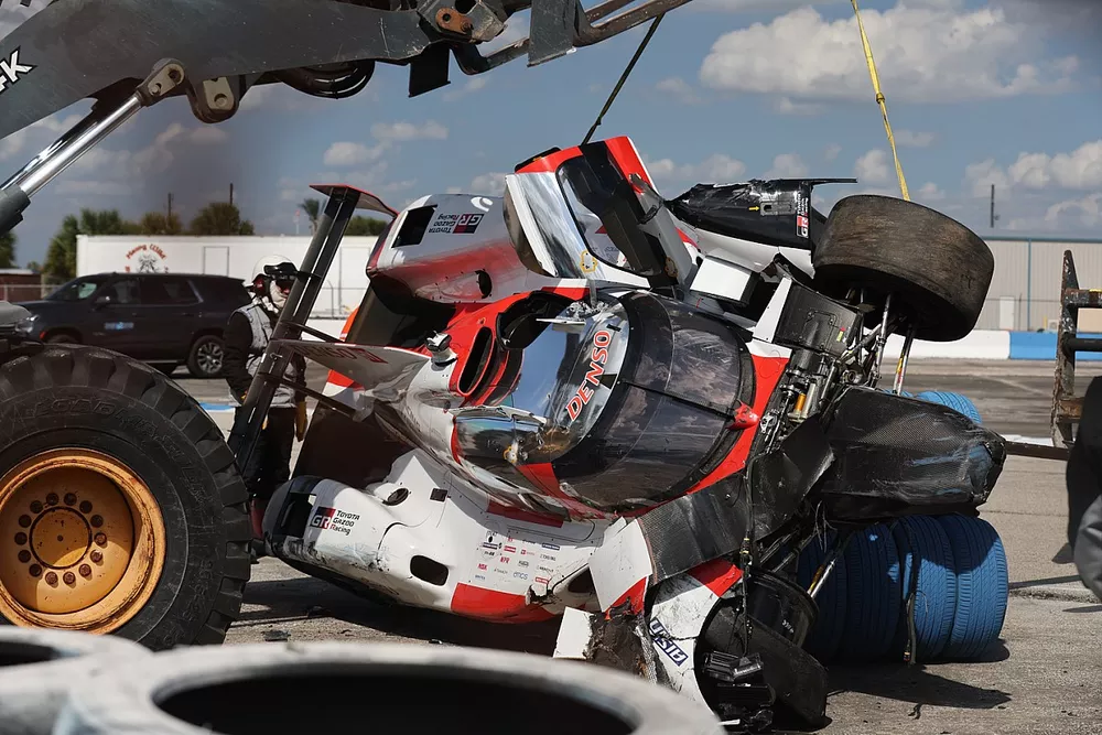 Crash de la #7 Toyota Gazoo Racing Toyota GR010 - Hybrid: Mike Conway, Kamui Kobayashi, Jose Maria Lopez