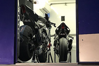 Hamilton probó una moto en Jerez... ¡con caída incluida!