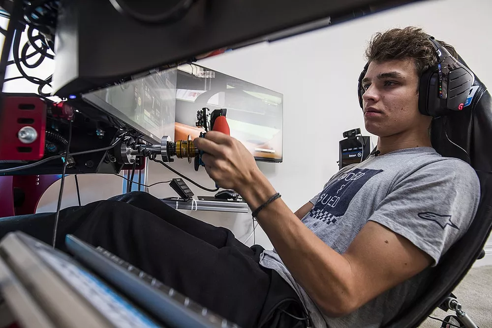 Lando Norris hace una vuelta en el circuito de Interlagos en su simulador