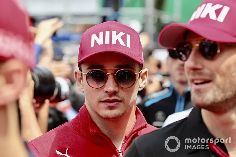 Charles Leclerc, Ferrari  con gorra roja en homenaje a Niki Lauda