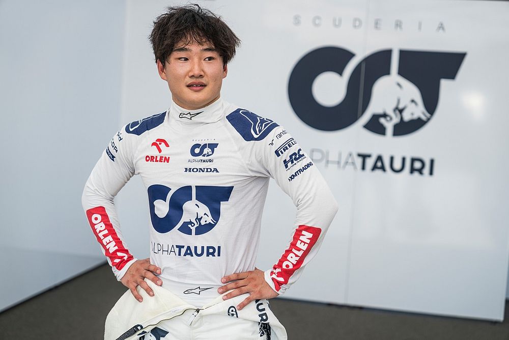 F1シンガポール　角田裕毅 角田裕毅がデニムデザインのマシンでシンガポールを走る。RB