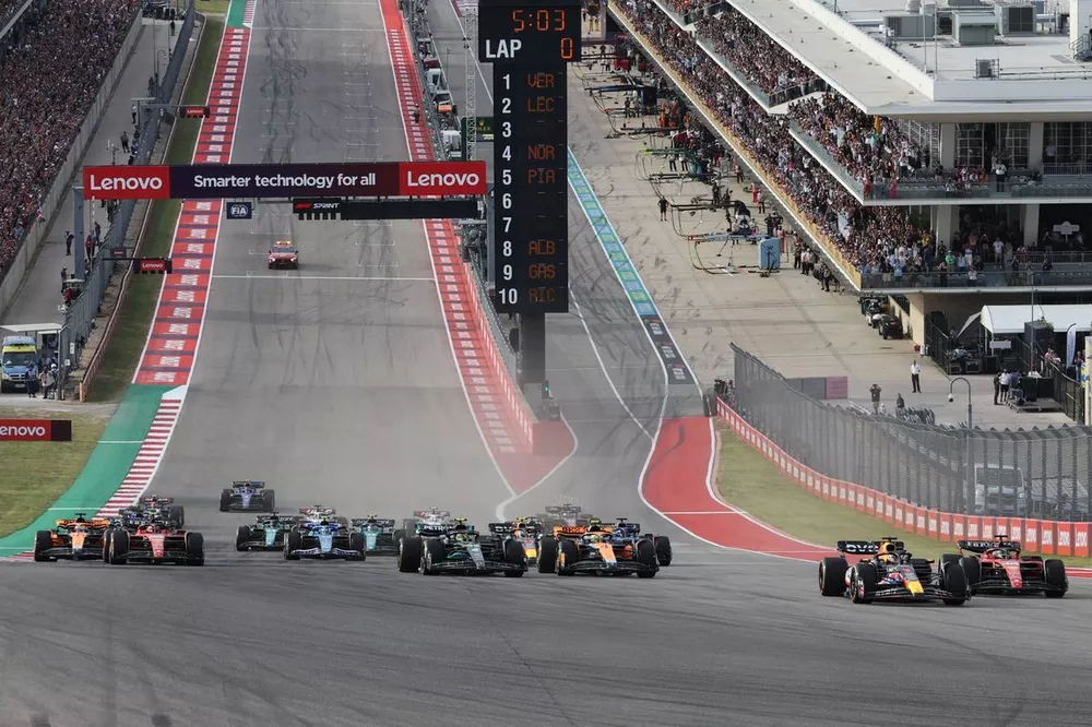 Max Verstappen, Red Bull Racing RB19, Charles Leclerc, Ferrari SF-23, Lando Norris, McLaren MCL60, Lewis Hamilton, Mercedes F1 W14, Carlos Sainz, Ferrari SF-23, Oscar Piastri, McLaren MCL60, the rest of the field at the start of the Sprint race