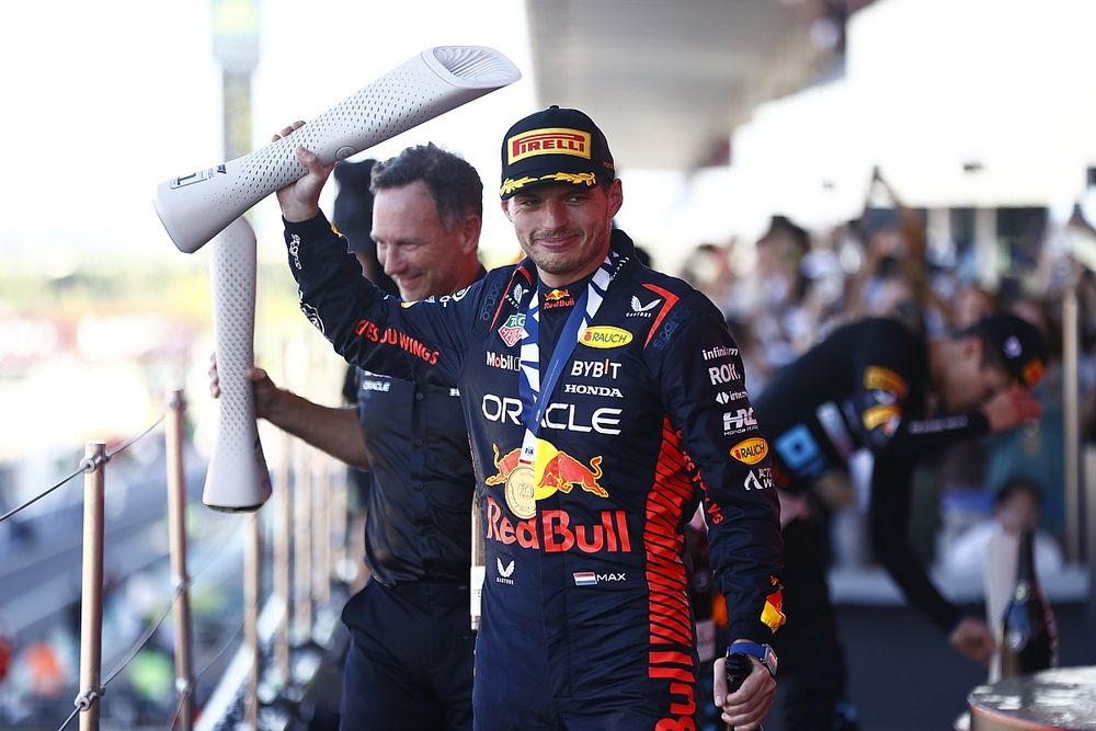 Podio: ganador Max Verstappen, Red Bull Racing y Christian Horner, director de Red Bull Racing, con los trofeos.