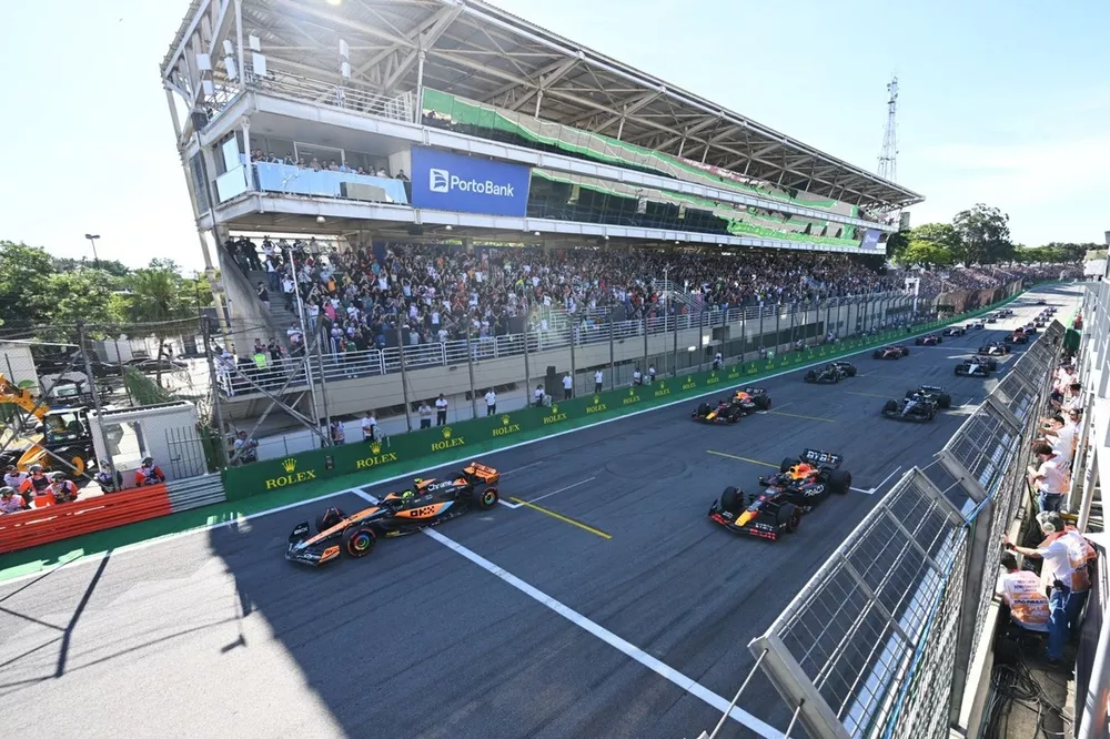 Lando Norris, McLaren MCL60, Max Verstappen, Red Bull Racing RB19, lideran la salida de la carrera Sprint.