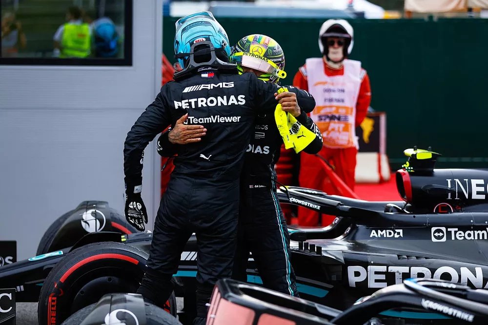 George Russell, Mercedes-AMG, 3e, Lewis Hamilton, Mercedes-AMG, 2e, se f&eacute;licitent dans le parc ferm&eacute;