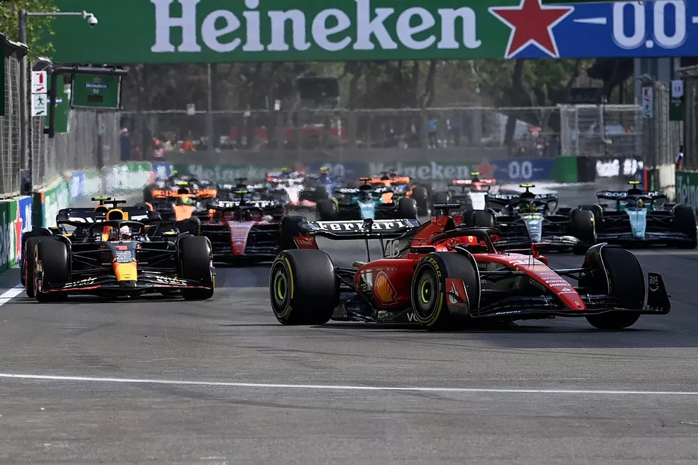Charles Leclerc, Ferrari SF-23, Max Verstappen, Red Bull Racing RB19, Sergio Perez, Red Bull Racing RB19, Carlos Sainz, Ferrari SF-23, the rest of the field on the opening lap