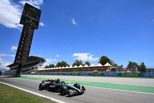 F1: Russell reclama de pit stop e estratégia, apesar de evolução