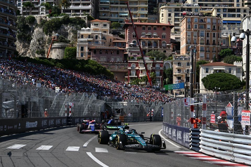 Fernando Alonso, Aston Martin AMR24, Daniel Ricciardo, RB F1 Team VCARB 01