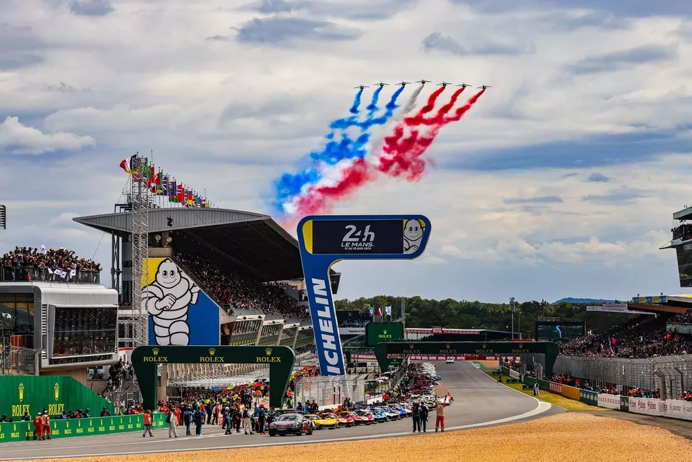 Bandera francesa en el aire antes de la salida de Le Mans