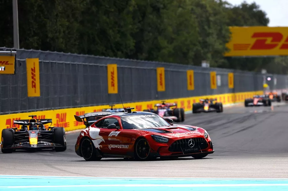 El coche de seguridad, Max Verstappen, Red Bull Racing RB20, Charles Leclerc, Ferrari SF-24, Daniel Ricciardo, RB F1 Team VCARB 01