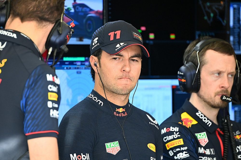 Sergio Pérez, Red Bull Racing, en el garaje del equipo