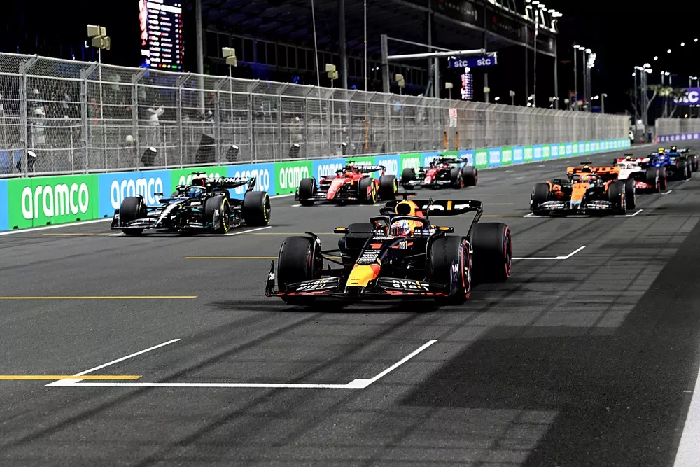 Max Verstappen, Red Bull Racing RB19, George Russell, Mercedes F1 W14, Charles Leclerc, Ferrari SF-23, Oscar Piastri, McLaren MCL60, others practice their start procedures at the end of FP2