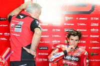 Pol Espargar&oacute;: "Bagnaia juega con su manera de ser; M&aacute;rquez tiene que ganarse el entorno"