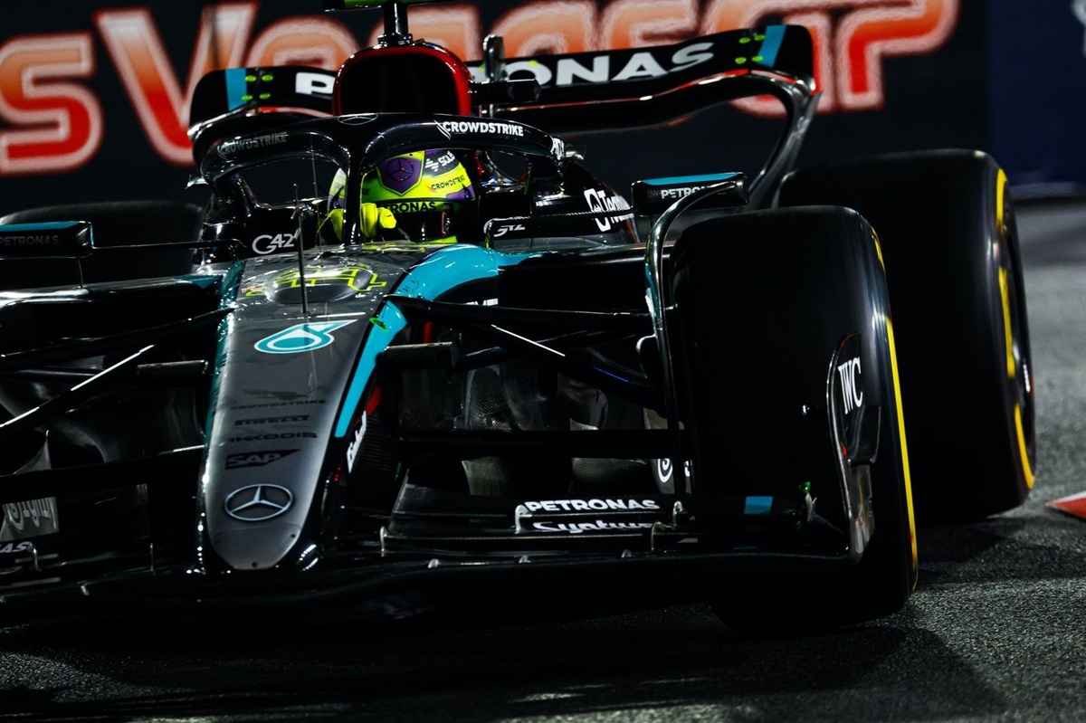 lewis-hamilton-mercedes-f1-w15.jpg
