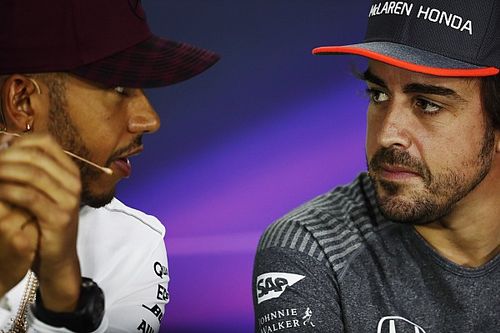 Hamilton quiere muchos duelos con Alonso en 2018