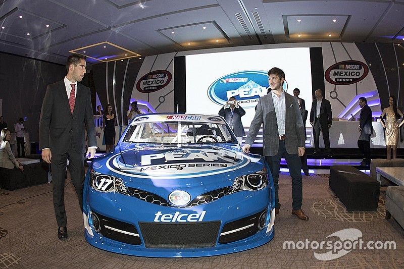 Daniel Suárez piloto de Nascar y Rubén García y el coche de NASCAR Peak México Series