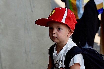 Így tanítja a fiát motorozni Räikkönen