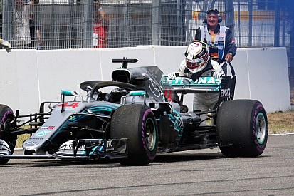 Hamilton vindt problemen bij Mercedes ‘niet alarmerend’