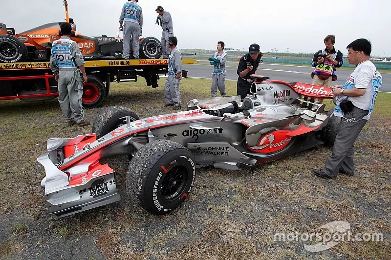 El coche de Lewis Hamilton, McLaren Mercedes MP4 / 22 despu&eacute;s de retirarse de la carrera