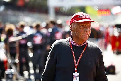 Niki Lauda migliora, lo rivela il fratello Florian: "Sta molto meglio e inizia a guardare la F1 in tv"