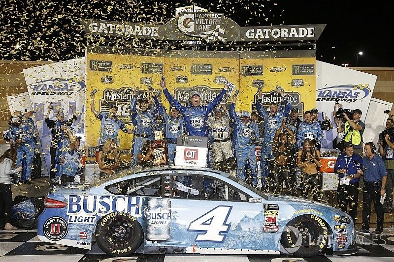 Race winner Kevin Harvick, Stewart-Haas Racing, Ford Fusion Busch Light